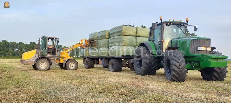 Trekker met platte wagen / balenkar